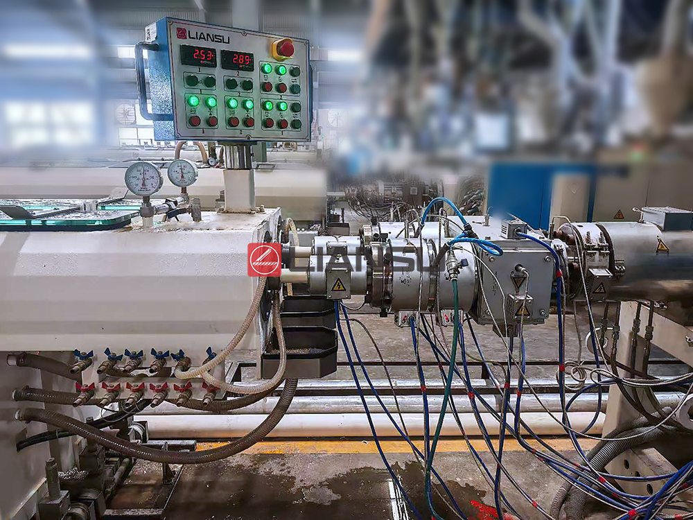 CPVC Pipe Extruder die head.jpg