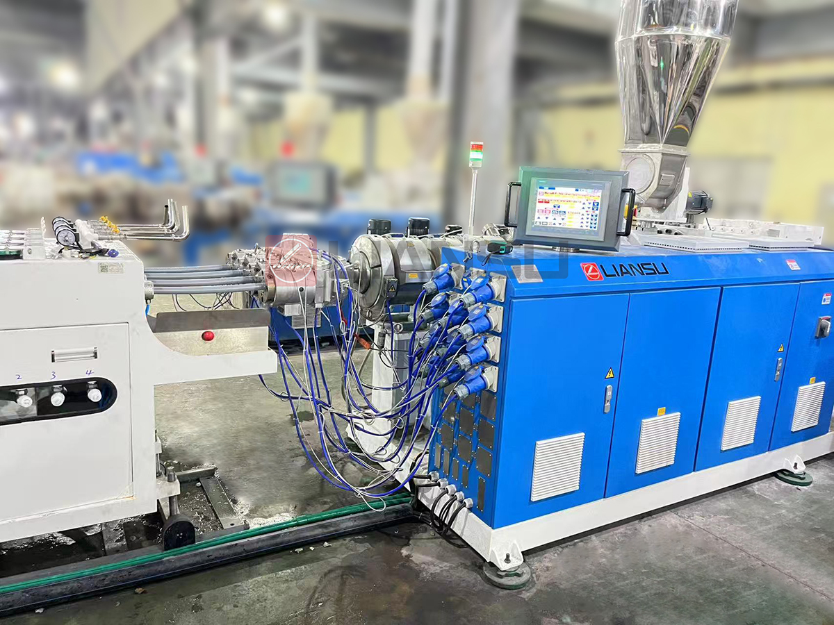 1789098866134691.jpg Twin conical screw extruder for PVC Conduit Pipe production line.jpg